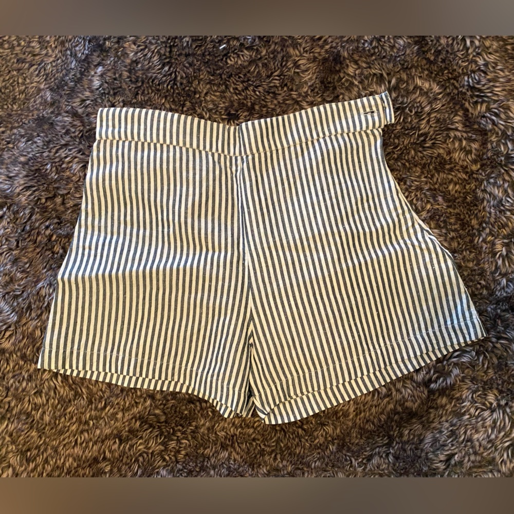 Ali Golden linen shorts